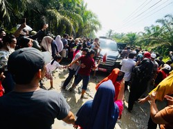 Saat Warga Labura Berlumpuran demi Selfie dengan Mobil Jokowi