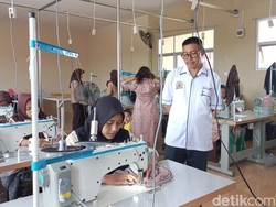 Kepsek Ceritakan Proses Siswi SMK Jahit Kemeja Jokowi, Butuh Waktu 10 Hari