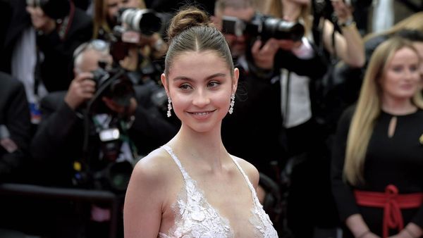 Pesona Anak Catherine Zeta-Jones Pakai Gaun Transparan di Festival Film Cannes