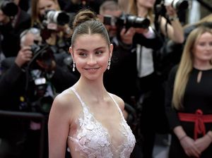 Gaya Putri Catherine Zeta Jones Pakai Gaun Ikonik Ibunya 20 Tahun Lalu