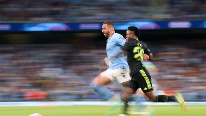 MANCHESTER, ENGLAND - MAY 17: Kyle Walker of Manchester City battles for possession with Vinicius Junior of Real Madrid during the UEFA Champions League semi-final second leg match between Manchester City FC and Real Madrid at Etihad Stadium on May 17, 2023 in Manchester, England. (Photo by Michael Regan/Getty Images)