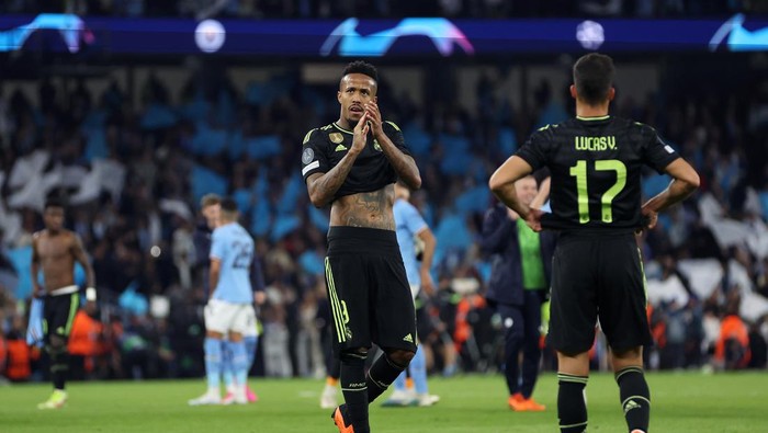 MANCHESTER, ENGLAND - MAY 17: Eder Militao of Real Madrid applauds the fans after the teams defeat during the UEFA Champions League semi-final second leg match between Manchester City FC and Real Madrid at Etihad Stadium on May 17, 2023 in Manchester, England. (Photo by Clive Brunskill/Getty Images)
