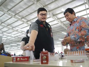 Kunjungi Pabrik Rokok, Mas Dhito Minta Perusahaan Penuhi Jamsos Pekerja