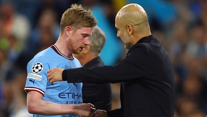Soccer Football - Champions League - Semi Final - Second Leg - Manchester City v Real Madrid - Etihad Stadium, Manchester, Britain - May 17, 2023 Manchester City manager Pep Guardiola with Kevin De Bruyne after he was substituted REUTERS/Molly Darlington
