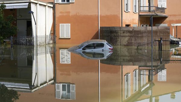 Deretan Mobil yang Jadi Korban Banjir di Italia