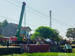 Evakuasi Truk Kontainer Terjun ke Sawah, Polisi Klaten Kerahkan Crane 45 Ton