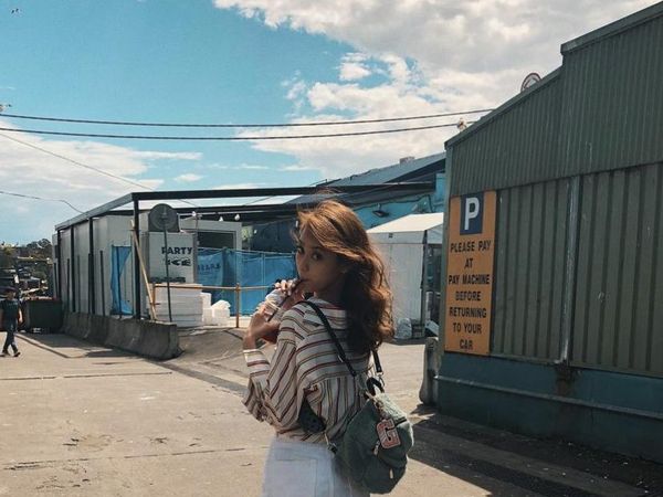 Gaya Kece Aktris Gege Elisa saat Ngopi di Jepang hingga Australia