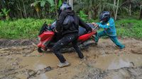 Duh... Jalan di Tanjung Jabung Timur Jambi Rusak dan Becek