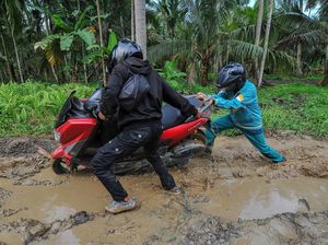 Duh... Jalan di Tanjung Jabung Timur Jambi Rusak dan Becek
