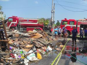 Bedeng Pekerja Proyek Bangunan Terbakar, 2 Motor Hangus