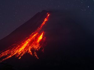 Penampakan Merapi Muntahkan Lava Pijar Tadi Malam