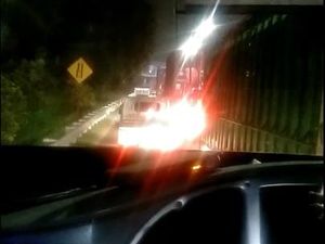 Macet Horor gegara Truk Patah As Bikin Surabaya-Gresik Ditempuh 3 Jam Macet Horor gegara Truk Patah As Bikin Surabaya-Gresik Ditempuh 3 Jam