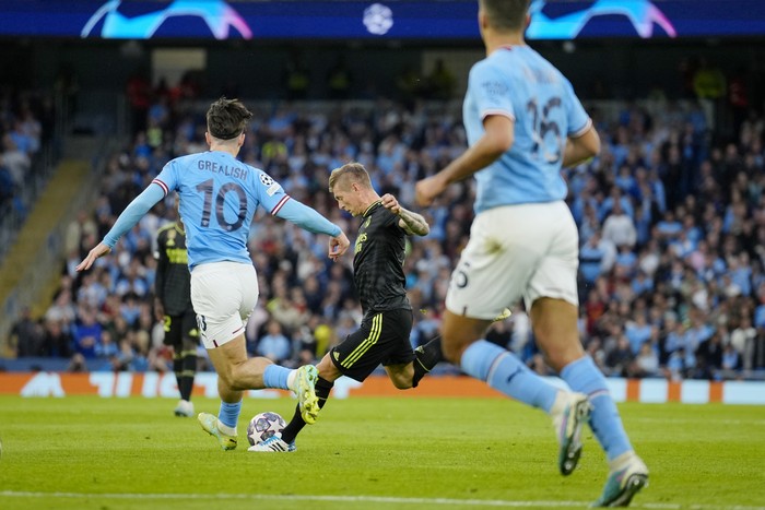 Real Madrids Toni Kroos, center, attempts a shot at goal during the Champions League semifinal second leg soccer match between Manchester City and Real Madrid at Etihad stadium in Manchester, England, Wednesday, May 17, 2023. (AP Photo/Jon Super)