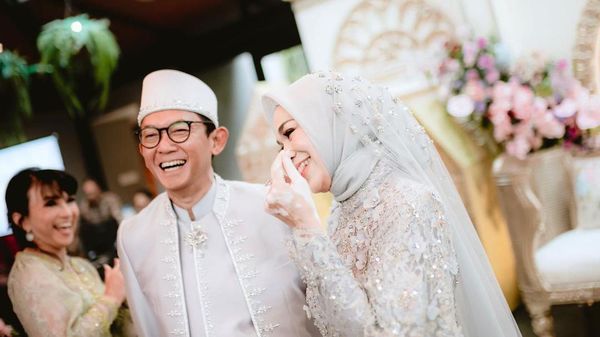 Selamat! 10 Potret Ibunda Marshanda yang Resmi Nikah Lagi