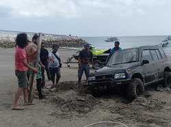 Lagi dan Lagi, Kemarin Pajero, Kini Vitara Terjebak di Pasir Pantai Bali
