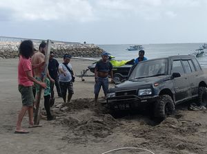 Lagi dan Lagi, Kemarin Pajero, Kini Vitara Terjebak di Pasir Pantai Bali Lagi dan Lagi, Kemarin Pajero, Kini Vitara Terjebak di Pasir Pantai Bali