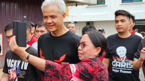 Momen Ganjar Jalan Santai Bersama Warga di Manado