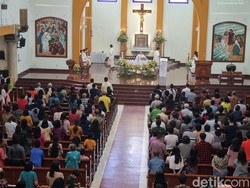 3 Ribu Jemaat Khidmat Ikuti Misa Gereja Katolik Kritus Raja Surabaya