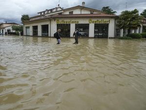 Penampakan Banjir Landa Italia
