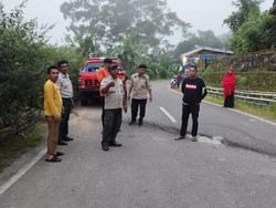 Pergeseran Tanah di Sinjai, 10 Rumah Rusak-Jalan Amblas