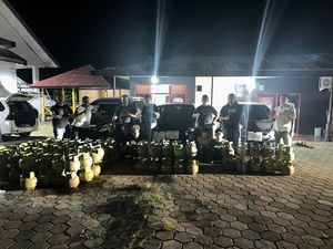 6 Pria Pencuri 125 Tabung Gas di Soppeng Ditangkap, 3 Mobil Diamankan 6 Pria Pencuri 125 Tabung Gas di Soppeng Ditangkap, 3 Mobil Diamankan