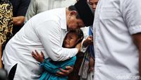 Momen Prabowo Peluk Erat Anak Kecil di Silaturahmi Kebangsaan