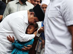 Momen Prabowo Peluk Erat Anak Kecil di Silaturahmi Kebangsaan