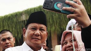 Prabowo Jadi Rebutan Foto Bersama di Istiqlal