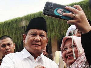 Prabowo Jadi Rebutan Foto Bersama di Istiqlal
