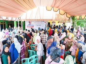 Relawan Sandiaga Gelar Bazar Sembako Murah untuk Warga Karawang Relawan Sandiaga Gelar Bazar Sembako Murah untuk Warga Karawang