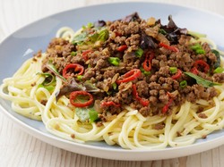 Resep Spaghetti Daging Bumbu Szechuan yang Pedas Nendang
