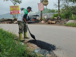 Langkah Pak RW di Lembang Perbaiki Sendiri Jalan Rusak Demi Warga