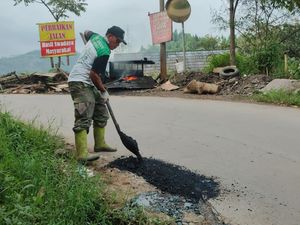 Langkah Pak RW di Lembang Perbaiki Sendiri Jalan Rusak Demi Warga Langkah Pak RW di Lembang Perbaiki Sendiri Jalan Rusak Demi Warga