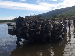 Penampakan Bangkai Speedboat Pemkab Teluk Wondama Hangus Terbakar di Dermaga