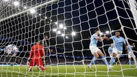 Man City memperbesar keunggulan 3-0 di menit ke-76. Eksekusi tembakan bebas De Bruyne disambut tipis dengan sundulan Manuel Akanji dan bola mengenai paha Eder Militao sebelum masuk ke gawang El Real. AP Photo/Jon Super.