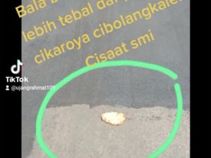 Cara Unik Warga Protes Perbaikan Jalan yang Asal-asalan