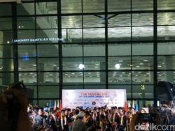 Timnas U-22 Tiba, Bandara Soetta Penuh Orang Menyambut