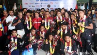 Timnas U-22 lantas menuju panggung untuk prosesi penyambutan dari para pejabat PSSI. Mereka juga melakukan foto bersama dengan pejabat PSSI.