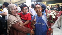 Ratusan masyarakat menyambut kedatangan rombongan Timnas Indonesia U-22.
