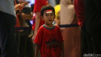 Tidak hanya orang tua, anak-anak juga ikut menyambut kedatangan Timnas Indonesia U-22 di Bandara Soekarno-Hatta.