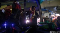 Skuad Timnas U-22 memasuki bus untuk meninggalkan lokasi. Rencananya mereka akan diarak pada Jumat (19/5/2023) besok. Arak-arakan ini akan start mulai pukul 08.00 WIB hingga siang hari.