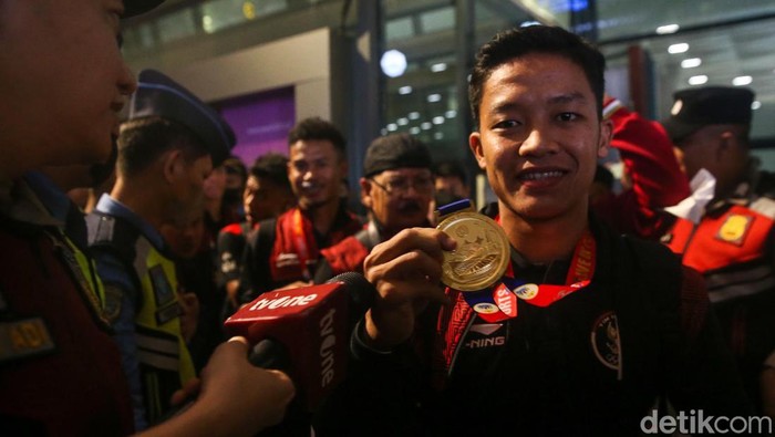 Timnas Indonesia U-22 sudah menginjakkan kakinya di Tanah Air usai meraih medali emas di SEA Games 2023. Timnas tiba di Bandara Soekarno Hatta, Kamis (18/5/2023) sekitar pukul 20.55 WIB.