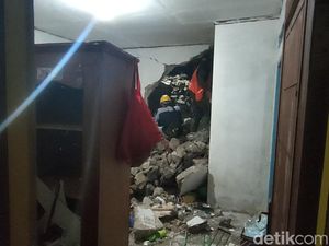Tembok Penahan Tanah Ambruk Timpa Rumah-Mushola di Cianjur