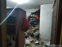 Tembok Penahan Tanah Ambruk Timpa Rumah-Mushola di Cianjur