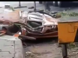 Penampakan Truk Trailer Terguling Timpa Angkot di Bekasi Penampakan Truk Trailer Terguling Timpa Angkot di Bekasi