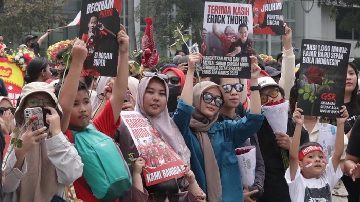 Aksi 1.000 Mawar untuk Timnas U-22 Peraih Medali Emas Sea Games 2023 Ratusan suporter yang tergabung dalam Gerakan Sepak Bola untuk Rakyat (GSR) menggelar aksi 1.000 bunga yang di gelar di Bundaran Hotel Indonesia, Jum'at (19/5/2023)