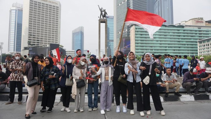 Aksi 1.000 Mawar untuk Timnas U-22 Peraih Medali Emas Sea Games 2023 Ratusan suporter yang tergabung dalam Gerakan Sepak Bola untuk Rakyat (GSR) menggelar aksi 1.000 bunga yang di gelar di Bundaran Hotel Indonesia, Jum'at (19/5/2023)