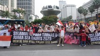 Selain itu terlihat juga tulisan ucapan terima kasih kepada Presiden Jokowi yang telah mensupport sepak bola Indonesia dan Ketua Umum PSSI Erick Thohir yang telah membangkitkan mental dan nyali pemain timnas sehingga meraih juara. 