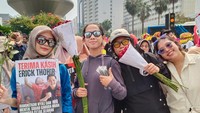 Dalam kegiatan tersebut, para suporter yang ada di Jabodetabek ini menyampaikan dukungan dengan memberikan bunga mawar merah, poster dan spanduk untuk para Timnas Indonesia U-22, Official dan PSSI.