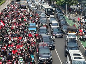 Lalin Sudirman dan Gatsu Macet Imbas Pawai Kontingen Juara SEA Games Lalin Sudirman dan Gatsu Macet Imbas Pawai Kontingen Juara SEA Games